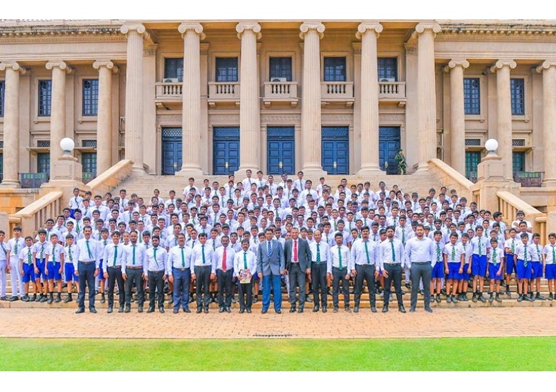 Students from Mawatagama Central College, Kurunegala and Sri Koneswara Hindu College, Trincomalee Visit the Presidential Secretariat and President’s House